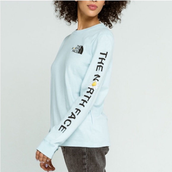 THE NORTH FACE 🌼 Light Blue Floral Long Sleeve Graphic Tee - Picture 3 of 13